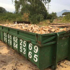 tiepan palivov drevo v kontajneri